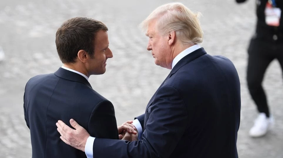«Le Monde»: Ο Μακρόν… φλερτάρει τον Τραμπ – Η χειραψία που κάνει το γύρο του διαδικτύου